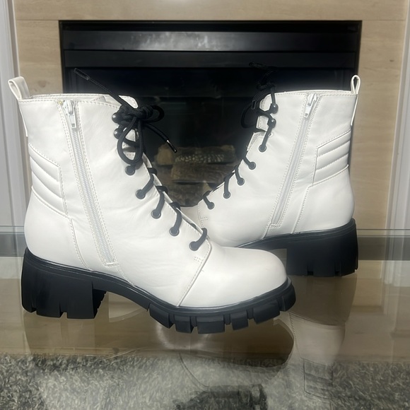 Mia White Chassidy White Malta Combat Boots, 9.5M - Picture 10 of 13